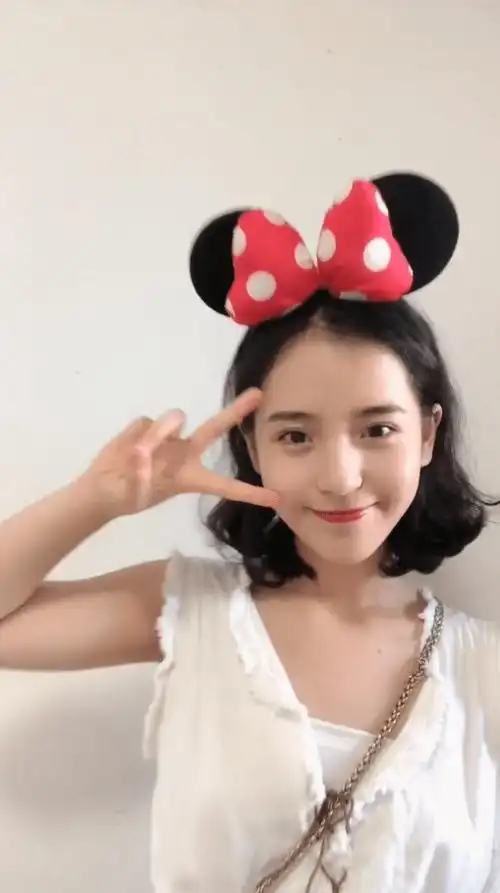 找一张头戴米老鼠耳朵 手拿奶茶 比剪刀手的女生图片?