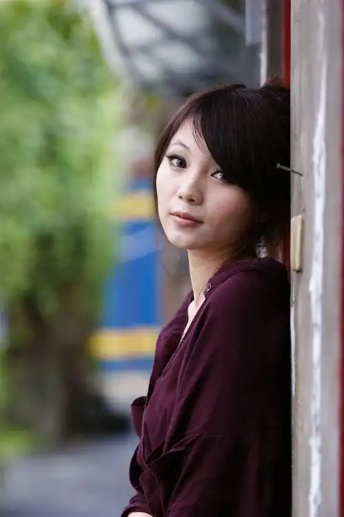 凤栖阁:气质美女-成熟的圆脸美丽少妇!