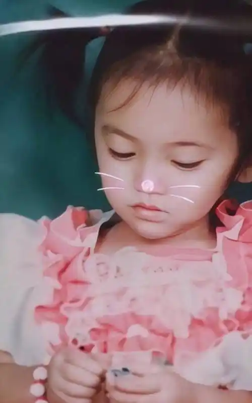 而小时候最可爱的就属景甜了,镜头中笑容灿烂的她看起来十分甜美,还真