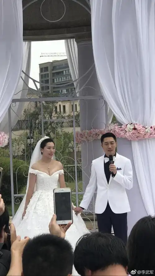 李晓霞大婚冠军云集刘国梁孔令辉缺席刘诗雯欲沾满冠军气