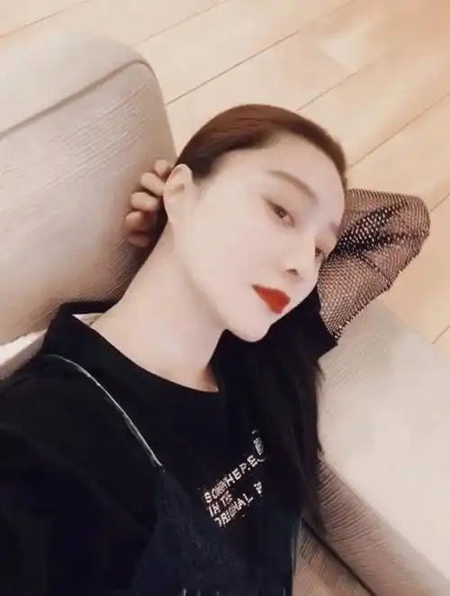 范冰冰晒近照自称宅美 背头造型搭雪肤红唇气场足