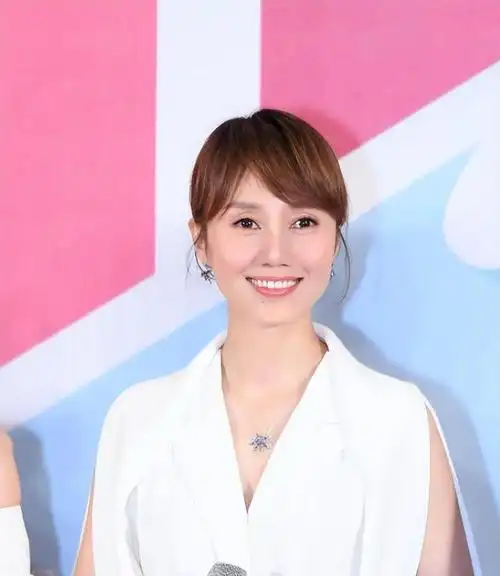 46岁袁泉素颜出镜接受央视采访,网友:听袁泉一席话,少吵十年架