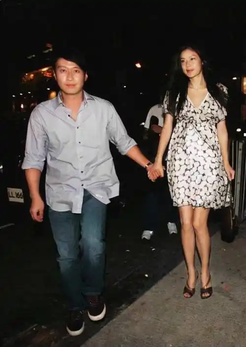 黎明罕见携娇妻露面,助理老婆长相一般但气质高雅,和他有夫妻相