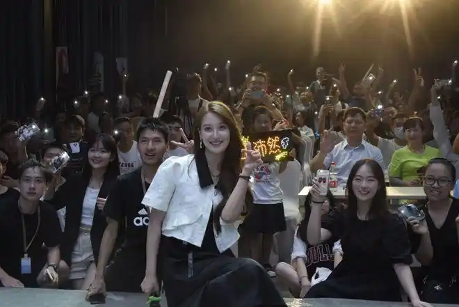 助力梦想:焦作籍女演员王沛然家乡粉丝见面会人气爆棚