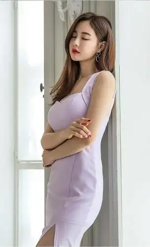 气质迷人的美女,身材曼妙,连衣裙彰显与众不同的女人韵味