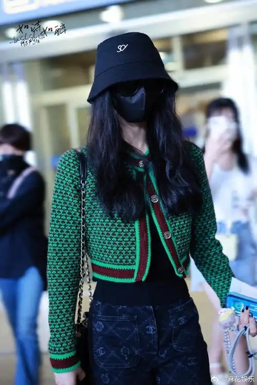 口罩墨镜挡不住的气质,走路带风,姐姐好飒#刘诗诗绿色小香风造型