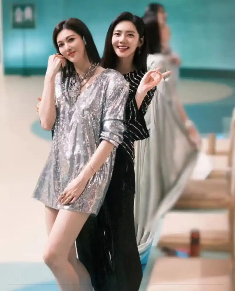 秋瓷炫和李彩桦拍合影了,被网友调侃的品如艾莉终于在同一档节目相逢