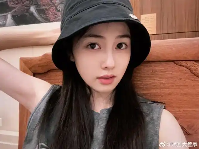 白鹿七月第一天营业照素颜自拍.皮肤状态真好,一点瑕疵都没有.