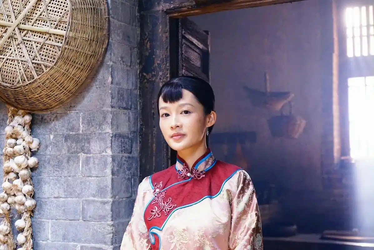 《白鹿原》:怀着身孕的田小娥躺在土炕上,饿得奄奄一息,公公鹿三推门