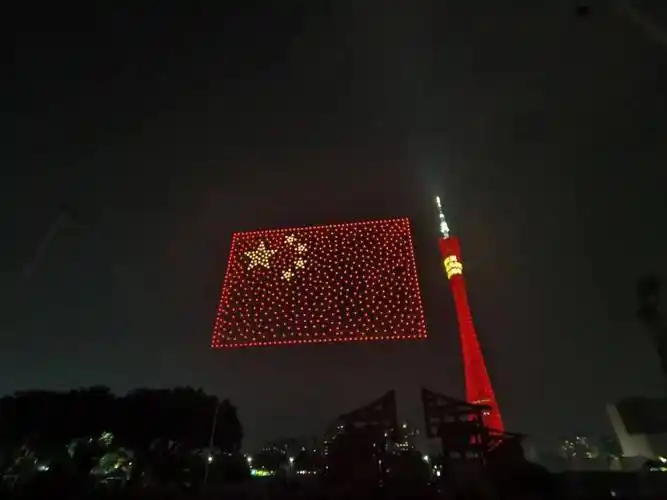 在彩色烟雾中缓缓带出一面鲜艳的五星红旗它们雄赳赳,气昂昂地从夜空