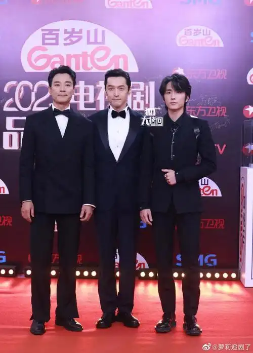 现场有李光洁,胡歌,冯绍峰,靳东,雷佳音,王阳等让众多女性反复喜欢的