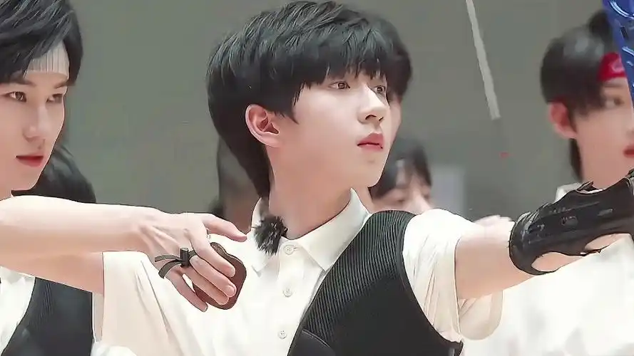 活动  【贺峻霖】一小段运动会射箭踩点,帅死谁了,家人们!