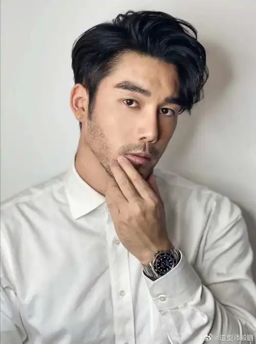 男士发型推荐 三七分烫发雅痞风 . 来自造型师毅鹏 - 微博