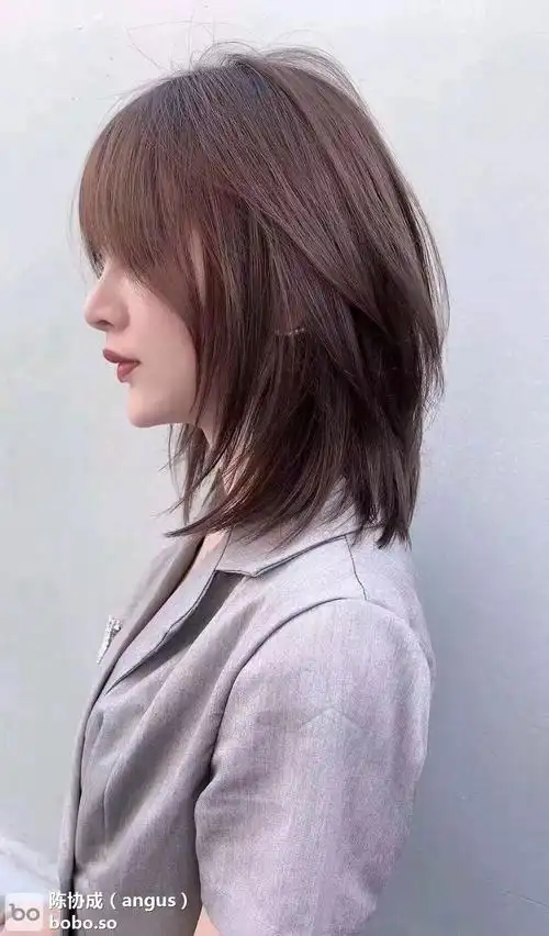 高层次感发型,一般都是碎剪,简简单单不需要过多的修饰,但是发型的