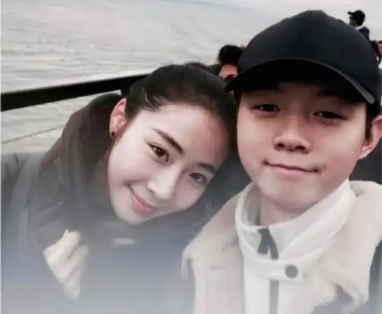 陈露自爆与霍尊九年恋情,渣男