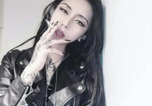 超酷个性女生纹身图片_酷帅美女纹身图片