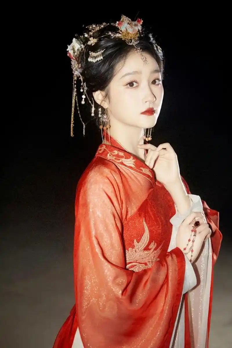 pcstar#  犹抱琵琶半遮面,关晓彤最新古装大片演绎宋韵美人,适配度