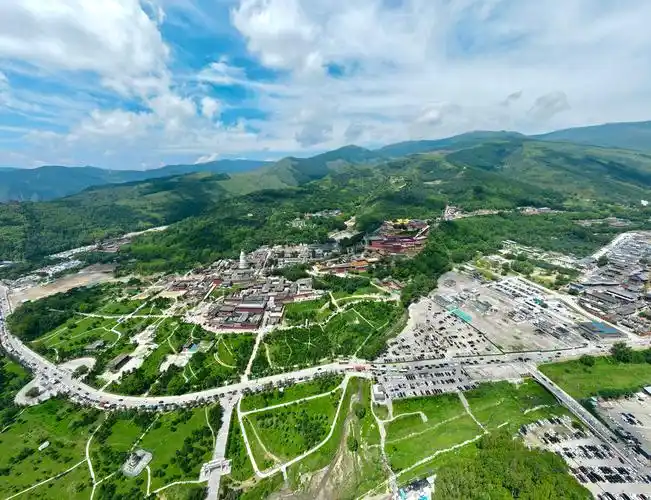 航拍五台山庙宇全景