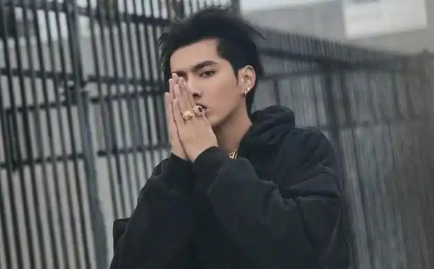 吴亦凡经纪公司被强制执行,他疑似与光明会有关系,众多实锤被扒