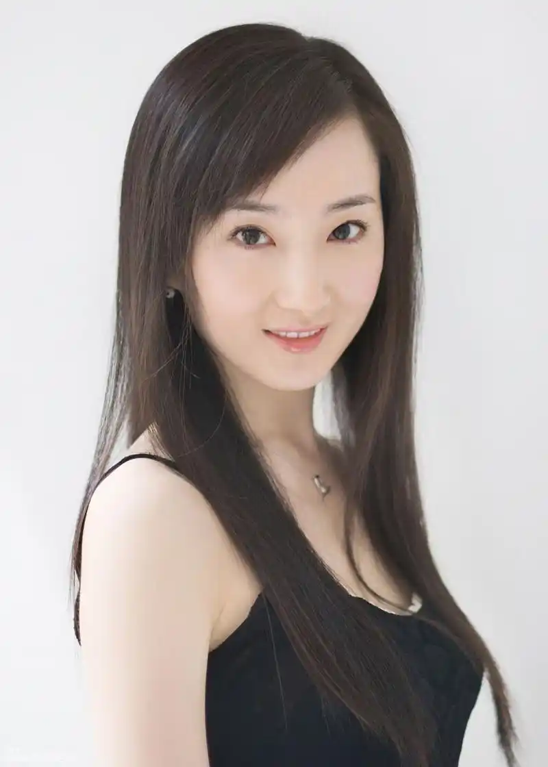 新浪娱乐讯 在新版《红楼梦》中饰演平儿的程媛媛近日曝光了一组生活