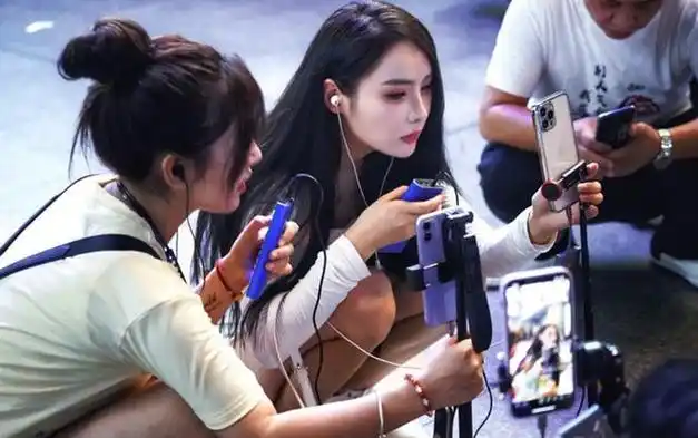 美女深夜天桥下排队唱歌,已形成那规模|美女主播|直播间_网易订阅