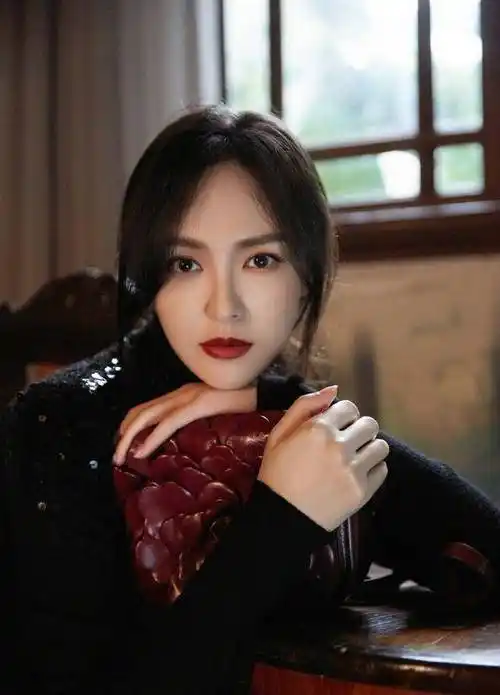 唐嫣现在已经正式复出,此前怀孕期间拍摄的新剧也即将播出,近况回来的