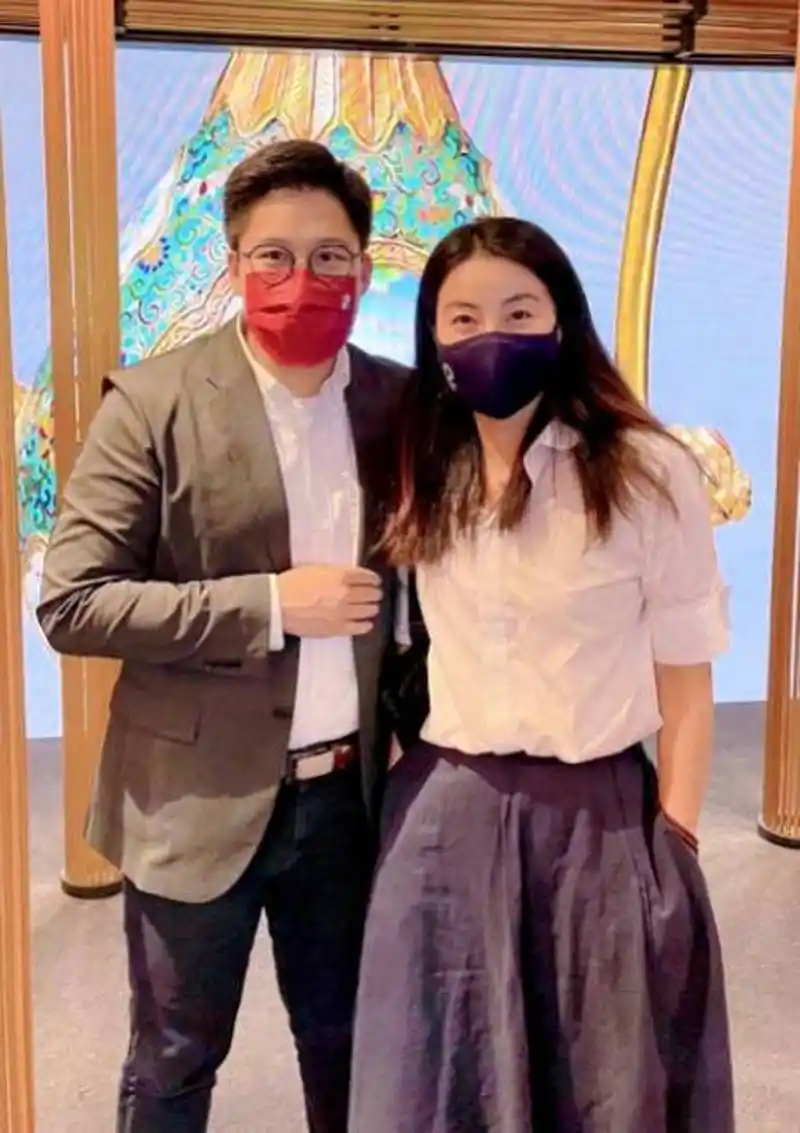 近日,奥运冠军郭晶晶与老公霍启刚一起手牵手在香港艺术馆看画展,好不