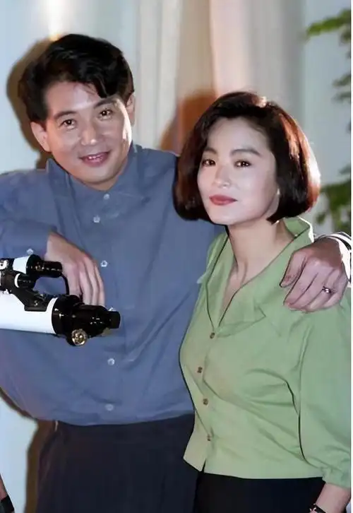 但巧合的是,秦汉也在香港,而且那时候的秦汉已经跟老婆邵乔茵离婚