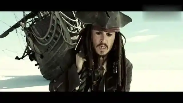 加勒比海盗一大波螃蟹帮着杰克船长拖船轮船在沙滩上行走