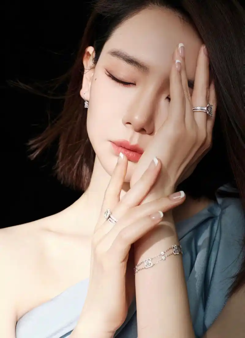 戚薇美妆头像写真