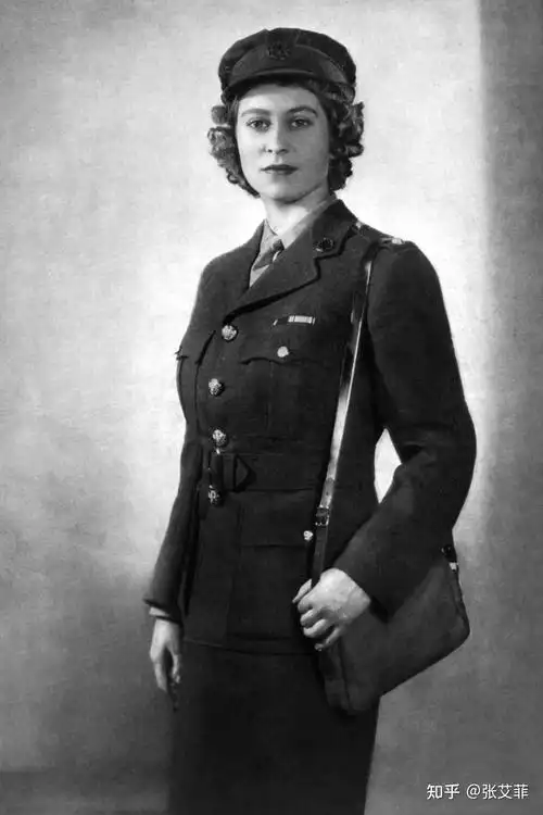 这是女王穿军装的照片,英姿飒爽.