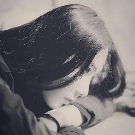 女生伤感头像侧脸