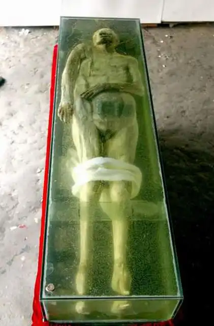 高价卖掉女尸配"冥婚"小镇8年内12具尸首失踪