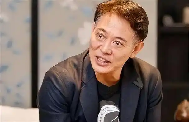 李连杰早年经历,拍戏时意外摔伤大小便失禁,愿花100万救命