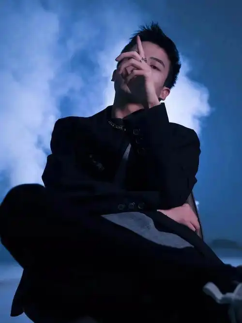 黑脸v做你心中最酷的一抹黑色