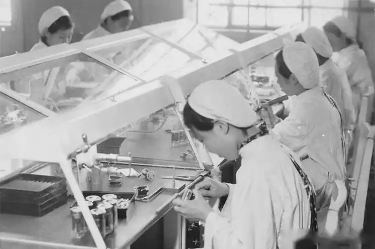 【中国第一座现代化电子元器件厂】1956年10月,北京电子管厂建成投产.