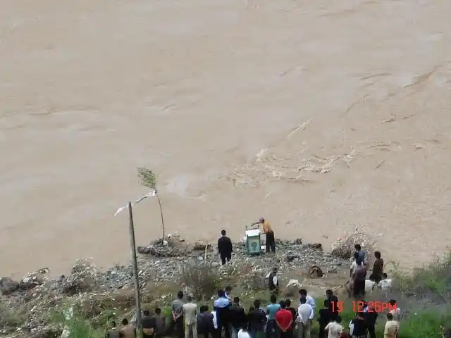 图.网友实拍水葬全过程