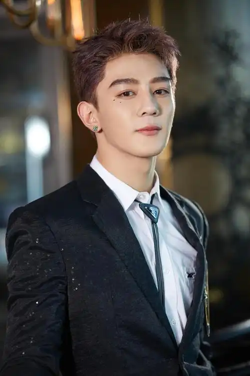 夏之光硬照表现力也没有凹造型就是简单拍一拍夏