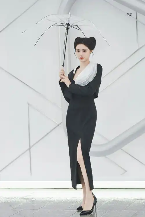 周洁琼许佳琪外滩同框##许佳琪雨中黑猫