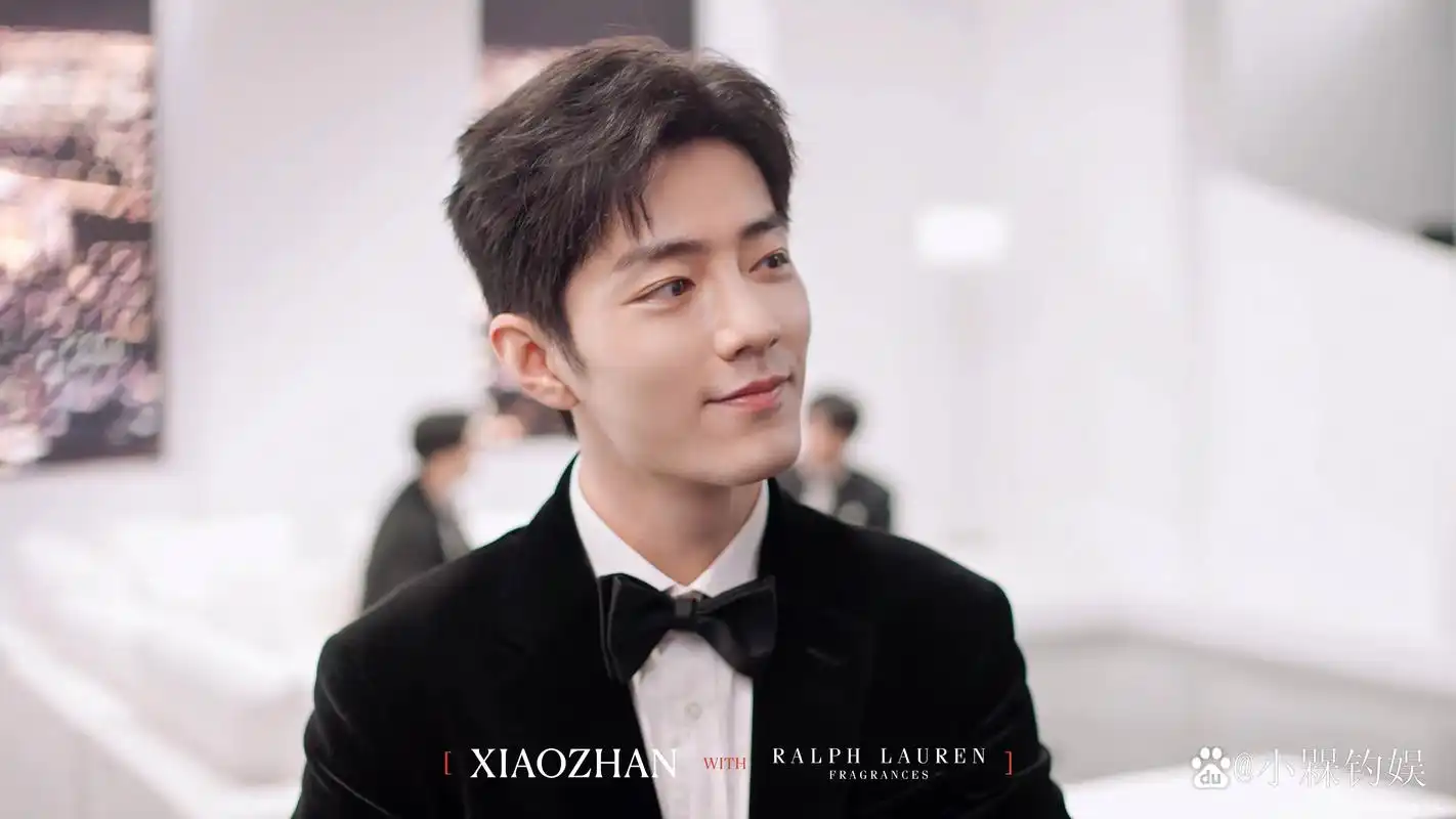 肖战的壁纸来了,横版和竖版的都有,他戴着领结好可爱.#肖战