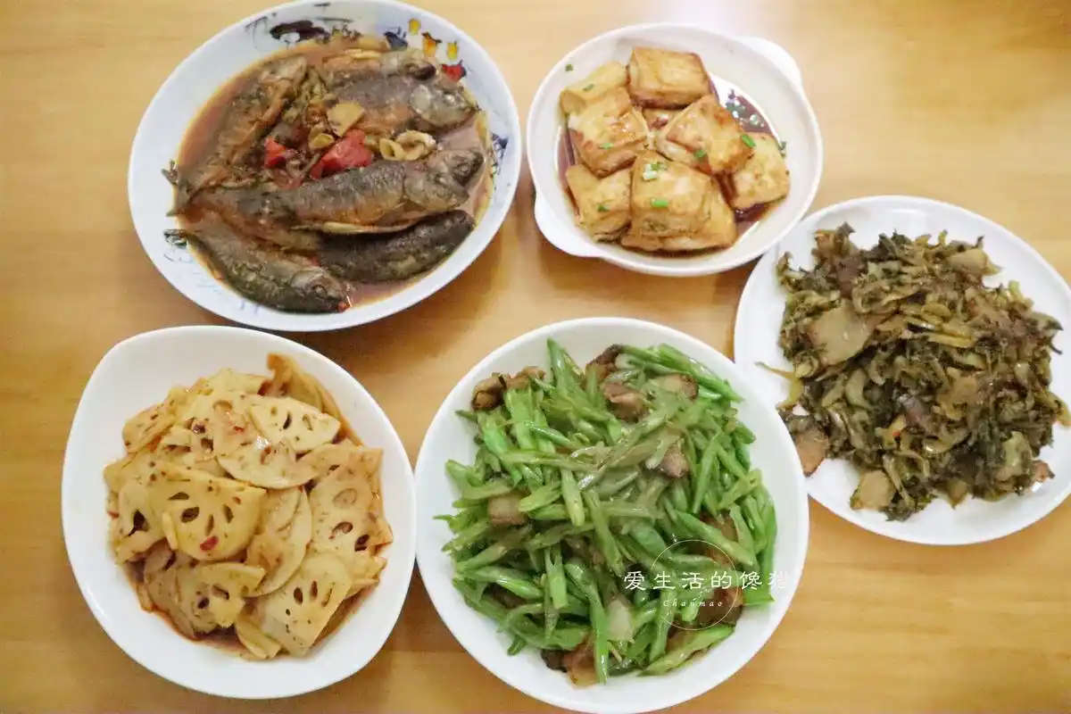 原创晒晒南宁普通家庭的午餐,荤素搭配吃得香,网友:婆媳关系处得好