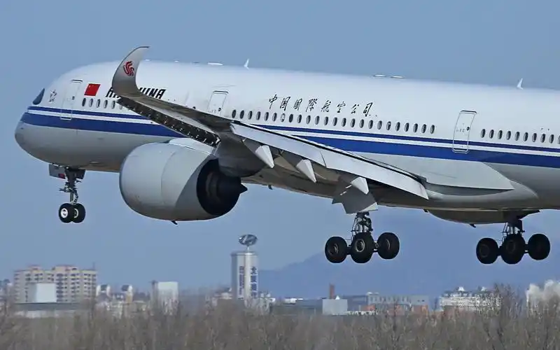 【航空】国航a350北京落地前遇到气球-atc通知其他机组注意观察