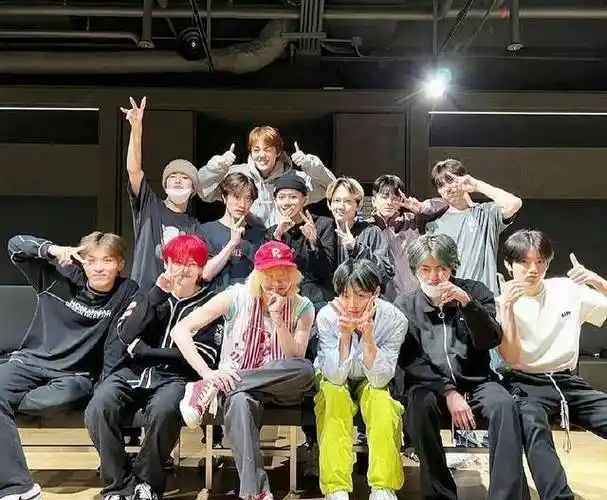 权志龙与treasure同框合照,满头金发好像华晨宇,坐c位被后辈宠爱_师弟