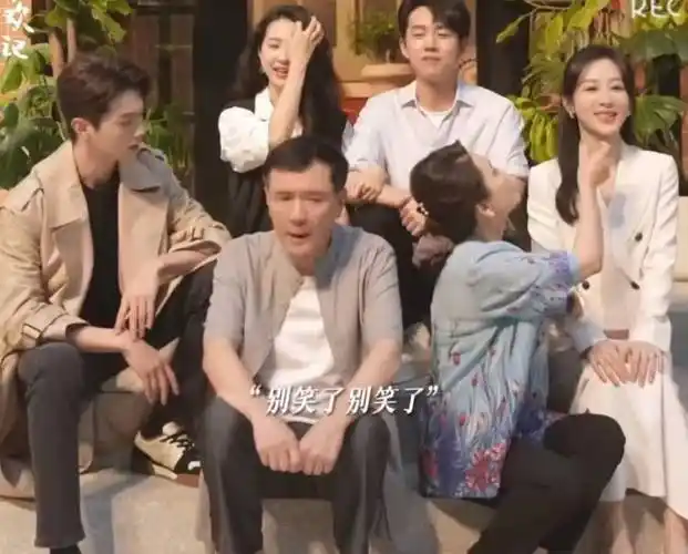 两位老演员坐在前排也可以理解,但主演杨紫和许凯坐在两侧,而男三女