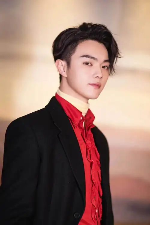 许凯首次亮相跨年盛典跨界演绎致敬金庸