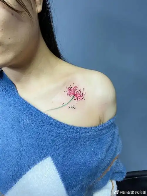 女生胸部锁骨纹身,时尚鲜花刺青