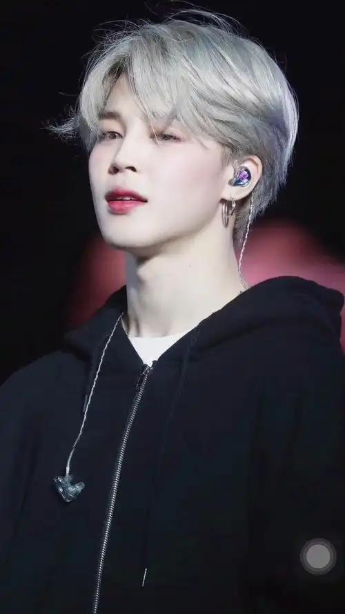 当朴智旻的身姿融进舞台上的光影时,朴智旻又一次成就了舞台,像精灵一