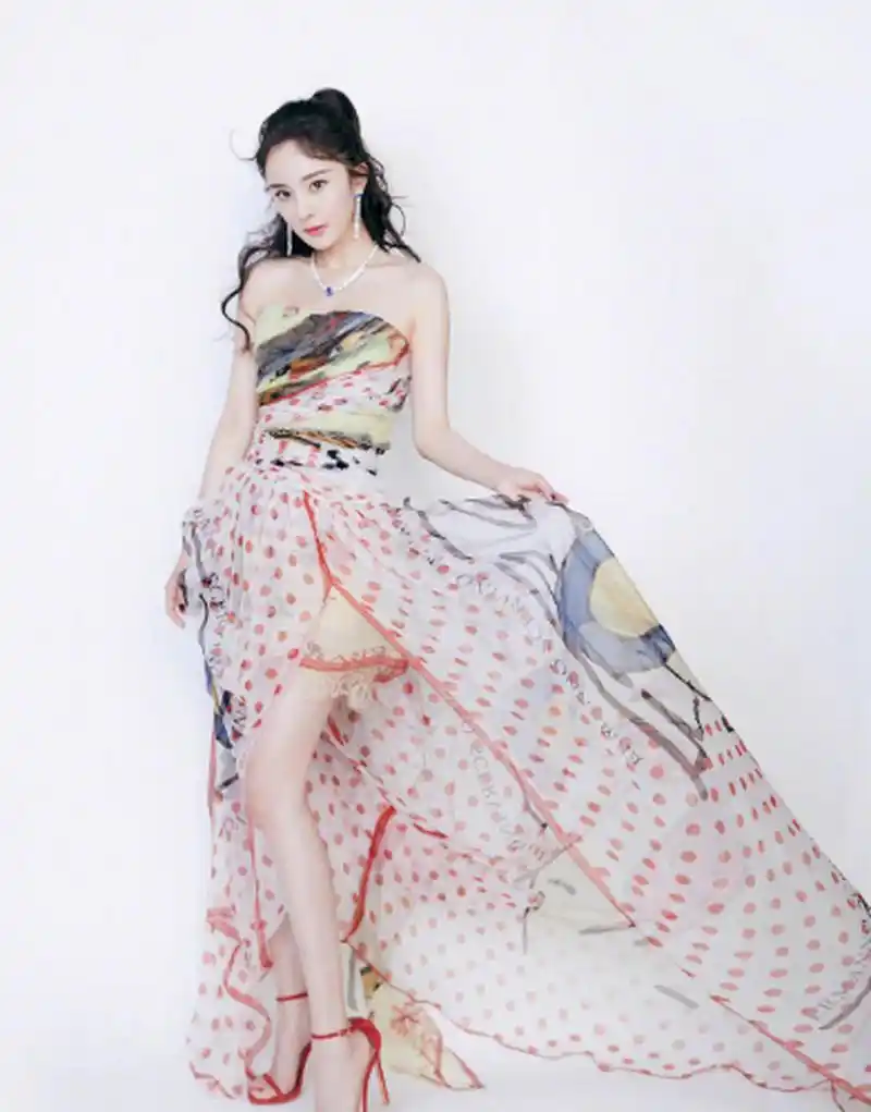 杨幂的红色高跟鞋