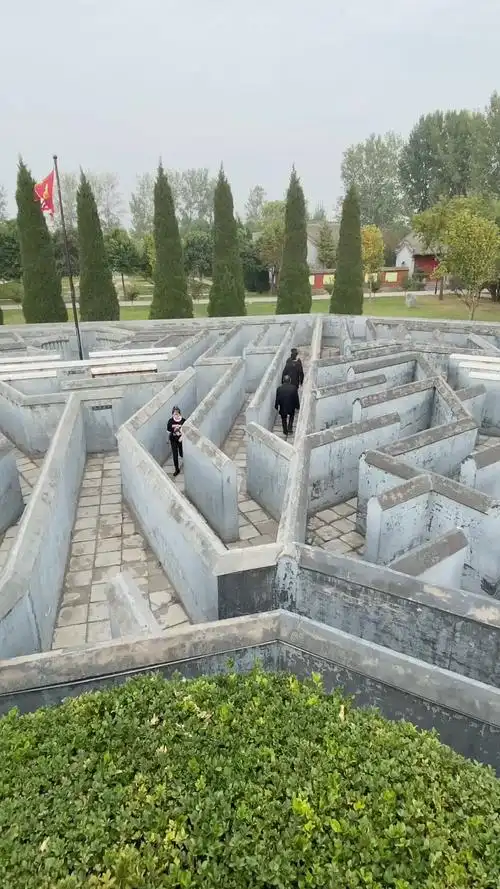 搞笑视频#诸葛亮发明的乾坤八卦阵,听说进去的没一个能出来