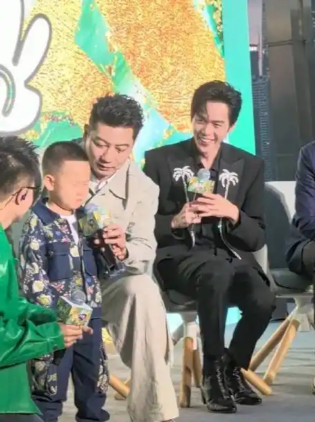 张若昀看小孩现场背将进酒的眼神